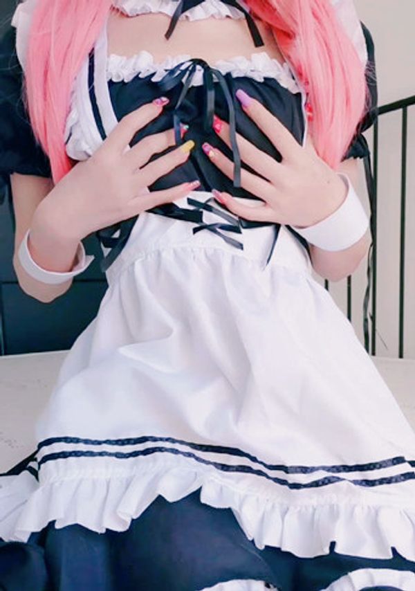 双马尾萝莉萌白酱女仆装自慰粉穴