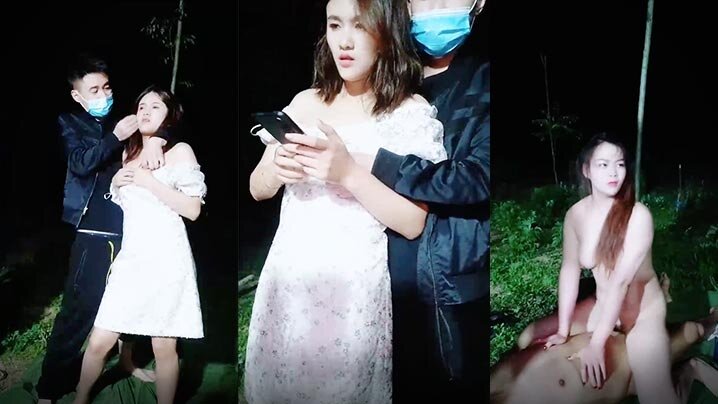 【深夜户外强奸闺蜜】夏天到了，适合野外群P，两男两女淫乱聚会，小姐妹在空旷田野肆意狂叫。}