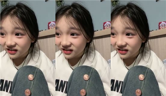 两个19美少女，乖巧妹妹超嫩，震动棒互插小穴，毛毛挺浓密，抽插自慰，好想被男人操