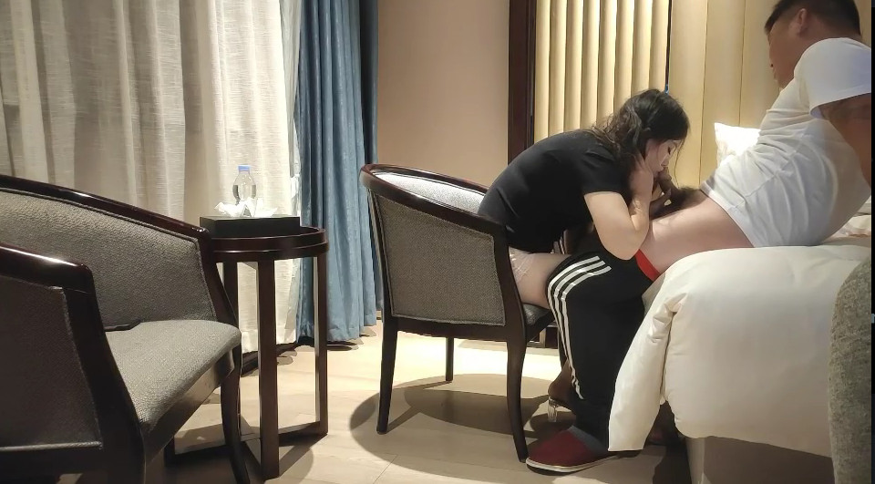 新晋泡良大神，漂亮26岁良家女神，白皙蜜桃臀，气质过人颜值高，人美逼遭罪被干爽