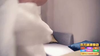 清纯兼职少女，沙发上猛操顶得肚子痛