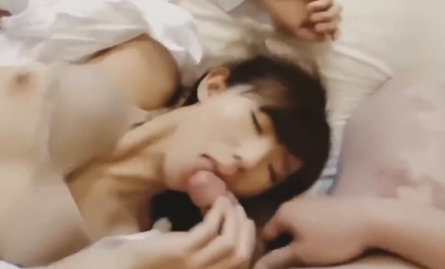 SWAG-艾丝-出差订错房间三人同住-淫荡秘书被两个肉棒填满-前后夹击